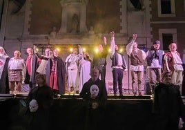 Un momento de la representación del Tenorio en la Plaza del Salvador el pasado año.