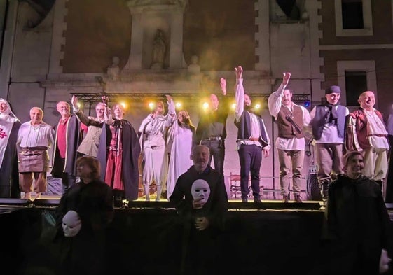 Un momento de la representación del Tenorio en la Plaza del Salvador el pasado año.