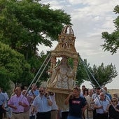 Los vecinos, durante la procesión.