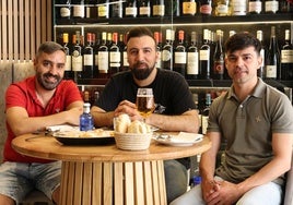 Jesús Martín, David González 'El Peri' y Pedro Pérez, integrantes del grupo Sal Gorda, en la Taberna Pico Fino.