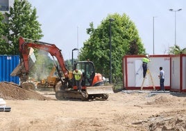 Obras de construcción de un bloque de 47 viviendas protegidas para el alquiler en la zona de Puente Jardín-Carretera de Burgos.