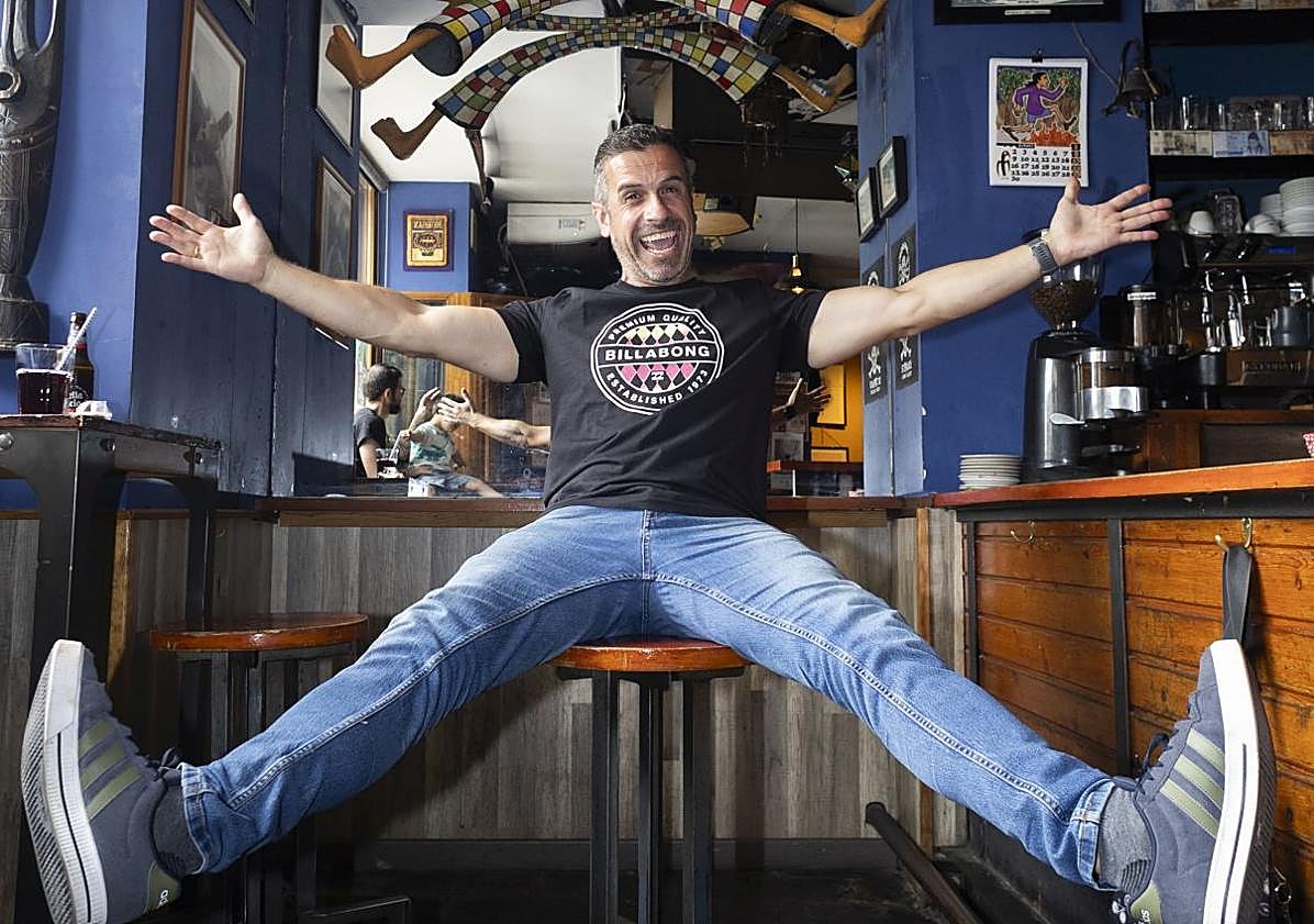 Imagen principal - Quique Matilla, sentado junto a la barra del Bar Morgan. En las siguientes imágenes, una exposición de las muchas que acoge el bar de artistas locales, y un vaso y botellín de Kwak, cerveza que el humorista probó por primera vez en el Morgan.