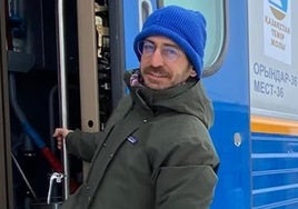 Guillermo Abril, durante una parada de un tren cama en Kazajistán.