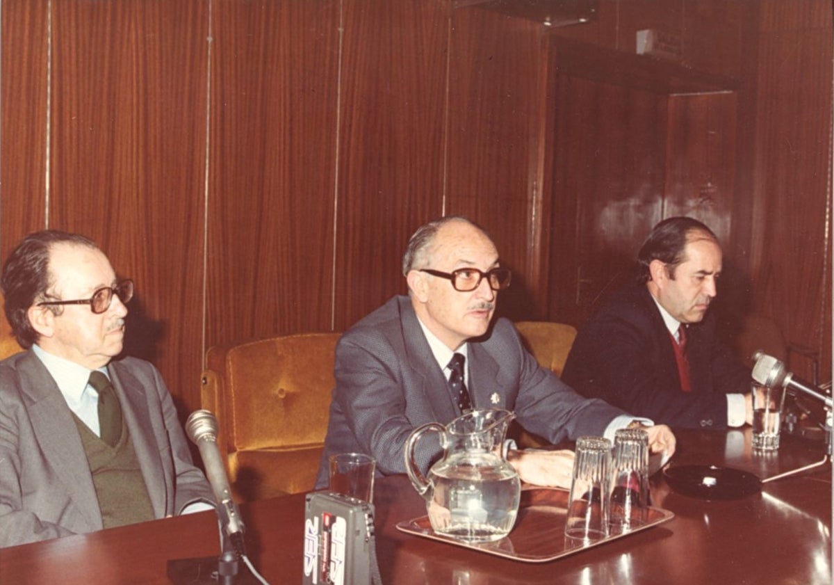 Imagen principal - Arriba, Campos Setién durante un acto en el Ateneo de Valladolid en 1983. Abajo, el presidente del Ateneo, segundo por la derecha, presentando el premio de Novela Corta de 1983, y en una entrevista con la prensa en los años 70.