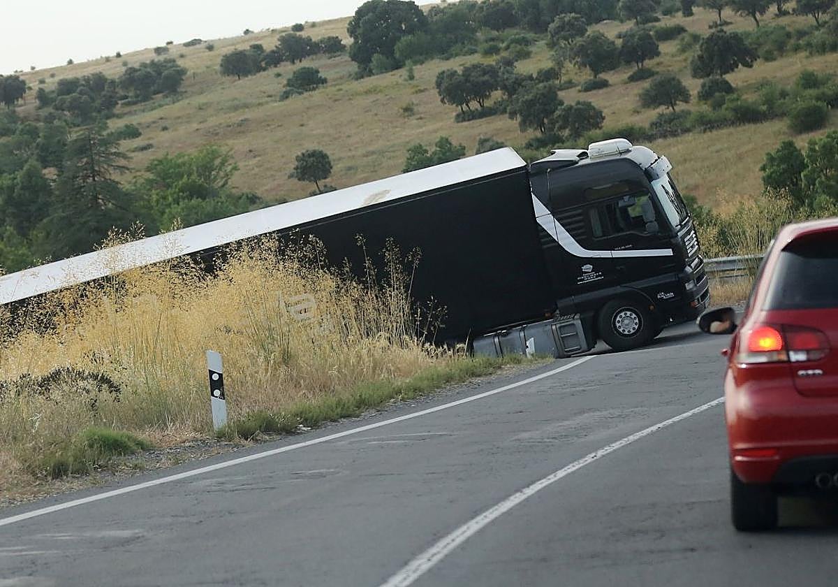 El camión accidentado este viernes en una de las curvas de Palazuelos de Eresma.