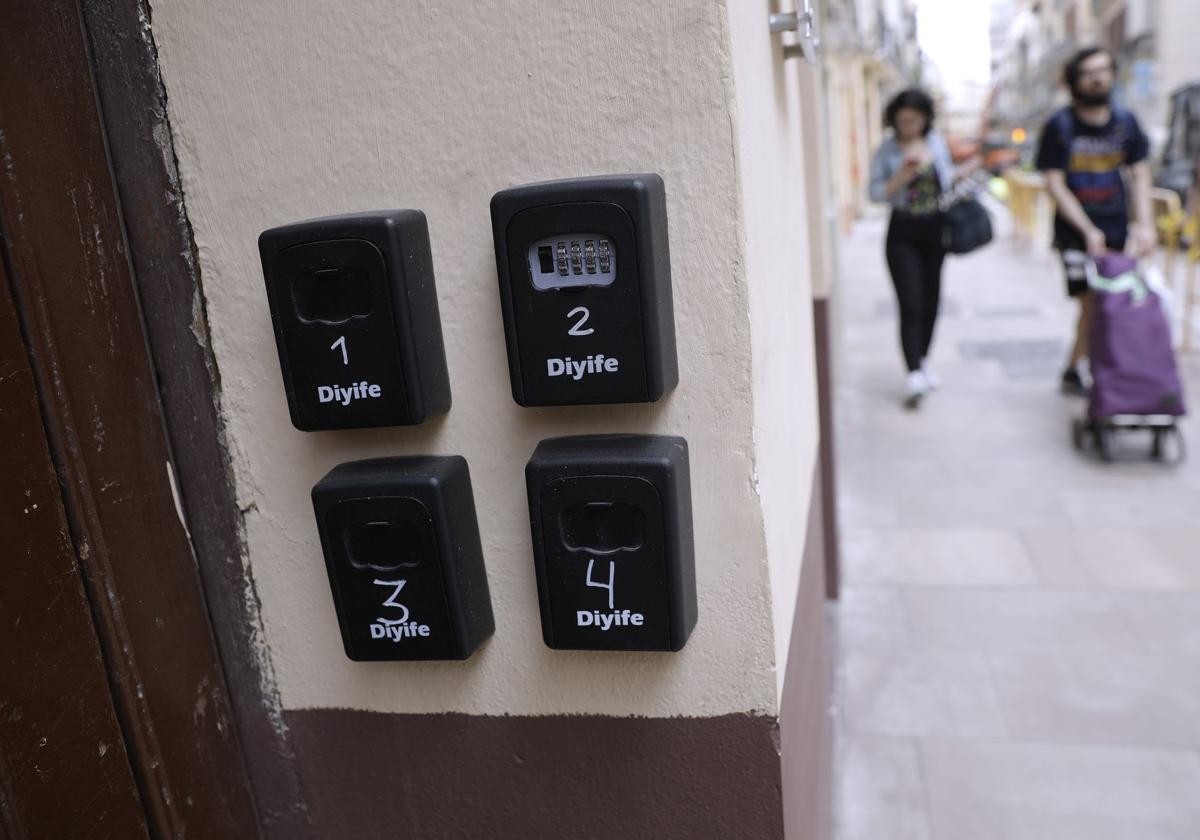 Cajetines de llaves con clave numérica para el acceso a los apartamentos turísticos