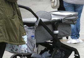 Una mujer empuja un carrito de bebé en Segovia, en una imagen de archivo.