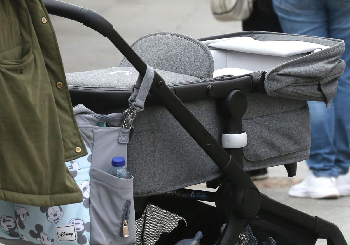 Una mujer empuja un carrito de bebé en Segovia, en una imagen de archivo.