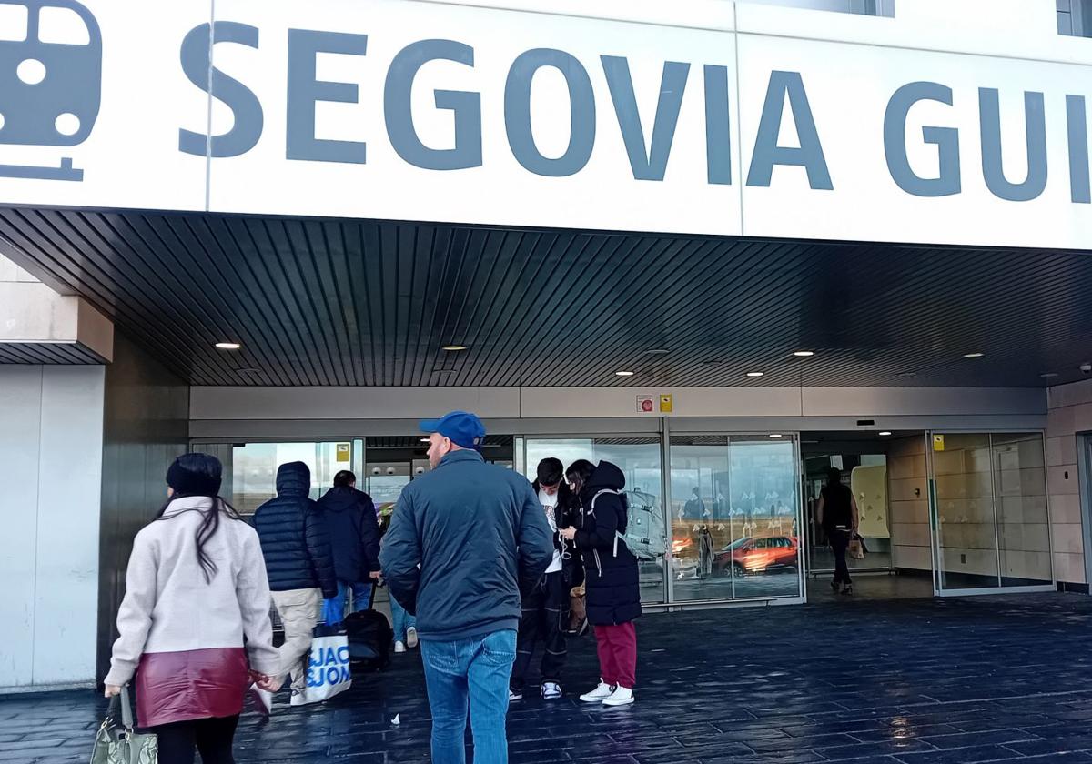 Un grupo de usuarios accede a la estación de trenes de alta velocidad Segovia-Guiomar.