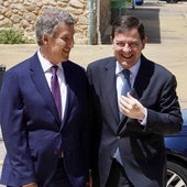 El presidente del PP, Alberto Núñez Feijóo (izquierda), este viernes junto al presidente del PP de Castilla y León, Alfonso Fernández Mañueco.