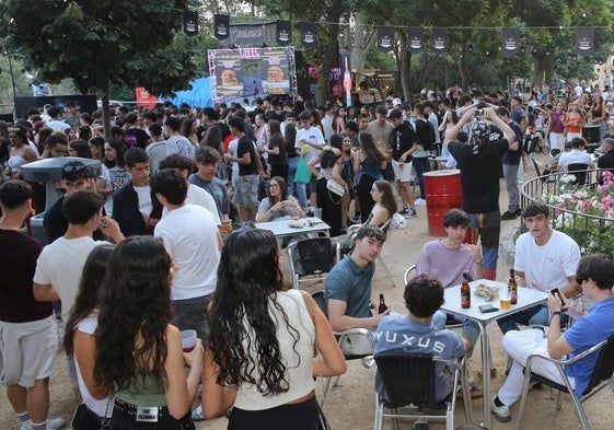 Primeras horas de la Feria de Día en el paseo del Salón.