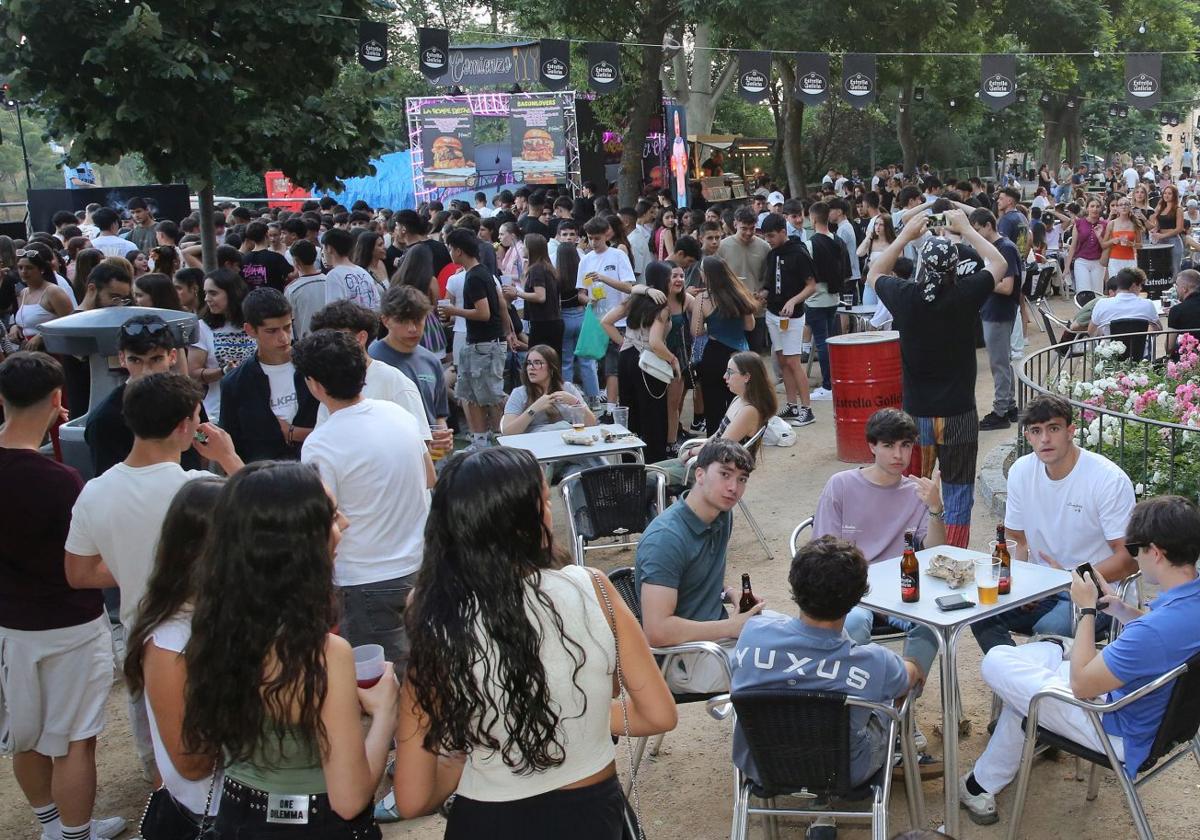 Primeras horas de la Feria de Día en el paseo del Salón.
