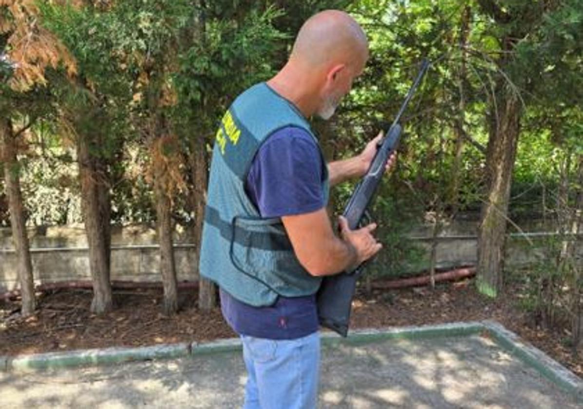 Un agente de la Guardia Civil, con el arma de aire comprimido.