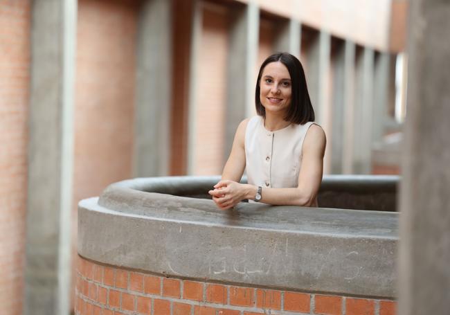 Itziar Oltra en los pasillos de la Facultad de Ciencias Económicas de la Universidad de Valladolid.