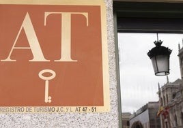 Imagen de archivo de cartel de un apartamento turístico en Valladolid.