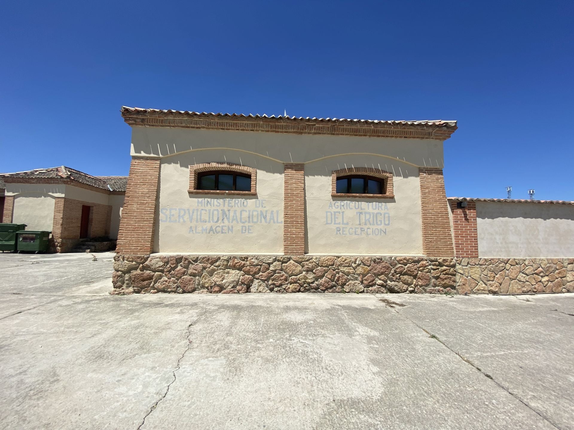 Antigua panera de Aguilafuente, uno de los edificios propuestos para ser convertido en vivienda o espacio de coworking.