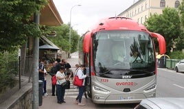 Varios usuarios segovianos suben a un autobús en dirección Madrid.