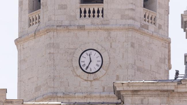 El reloj de la catedral de Valladolid tiene cuatro esferas (hay esferas en la mitad de los lados de la torre octogonal), mismo número de esferas que el que hay en el reloj de... 