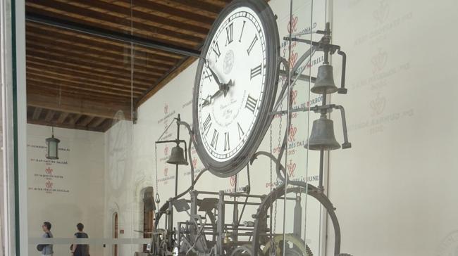 La Plaza de la Universidad albergó un reloj que ahora se conserva en el claustro del Palacio de Santa Cruz. La maquinaria y la esfera datan del año... 