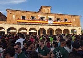 Cientos de personas llenaron la plaza Mayor para asistir al chupinazo a cargo de CD Almirante