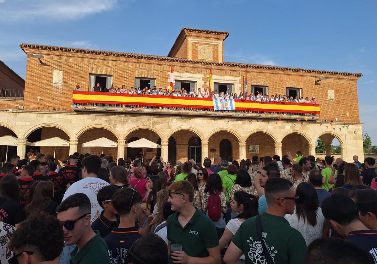 Cientos de personas llenaron la plaza Mayor para asistir al chupinazo a cargo de CD Almirante