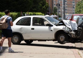 Estado en el que ha quedado el coche accidentado en Parquesol.