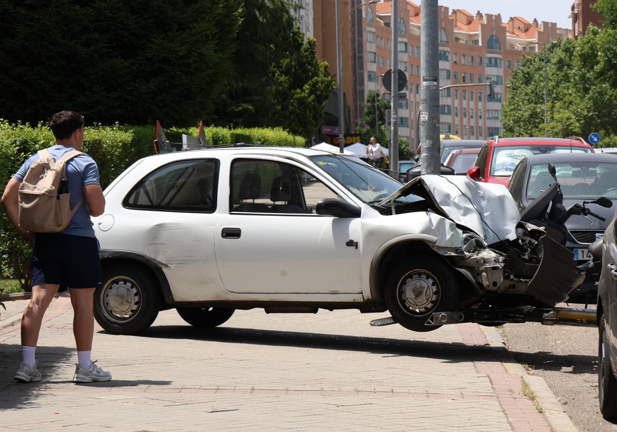 Una mujer herida al colisionar su coche contra un autobús en Parquesol