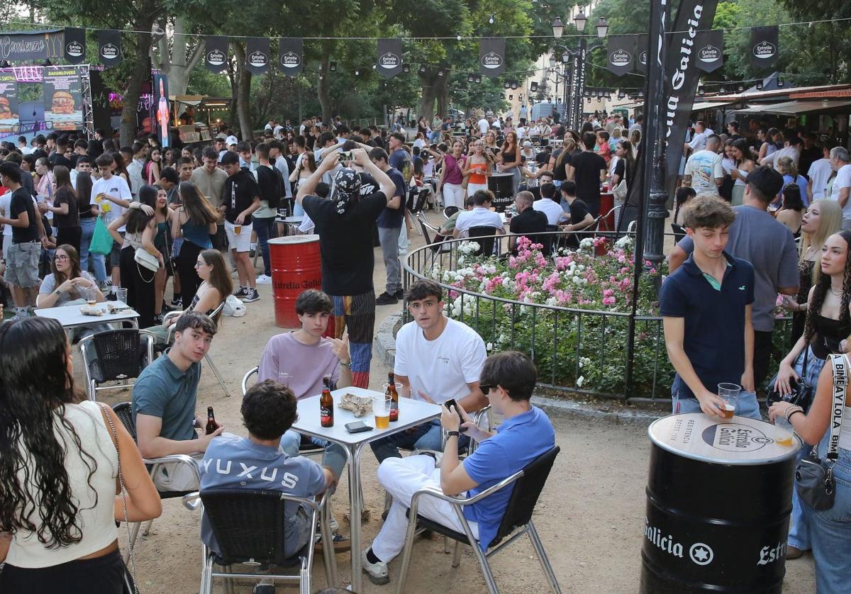 Numerosos grupos de jóvenes en la Feria de Día.