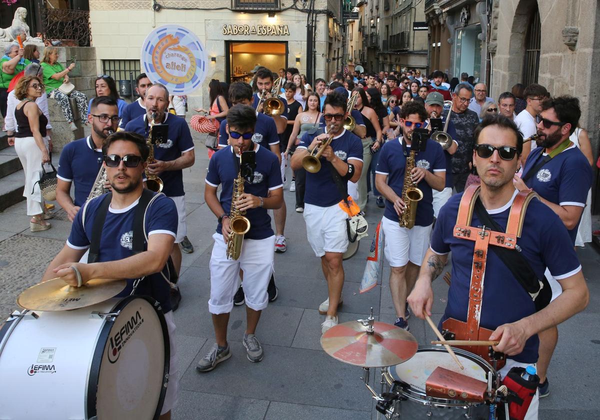 Charanga Alioli, a su paso por la Calle Real.