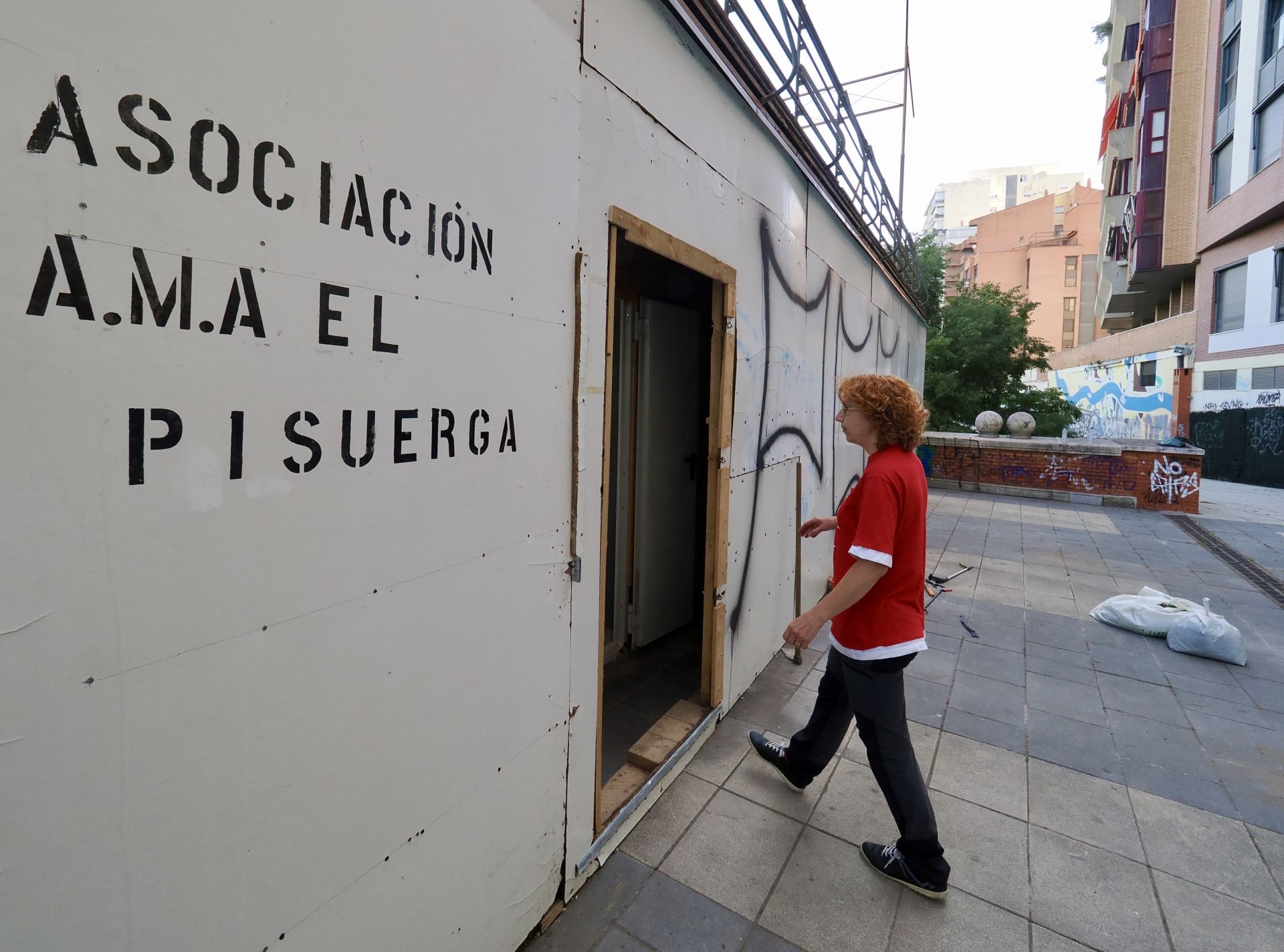 La asociación A. M. A El Pisuerga limpia el nuevo mirador sobre el río