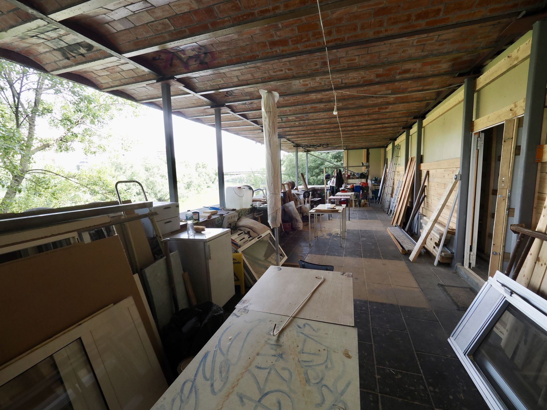 La asociación A. M. A El Pisuerga limpia el nuevo mirador sobre el río