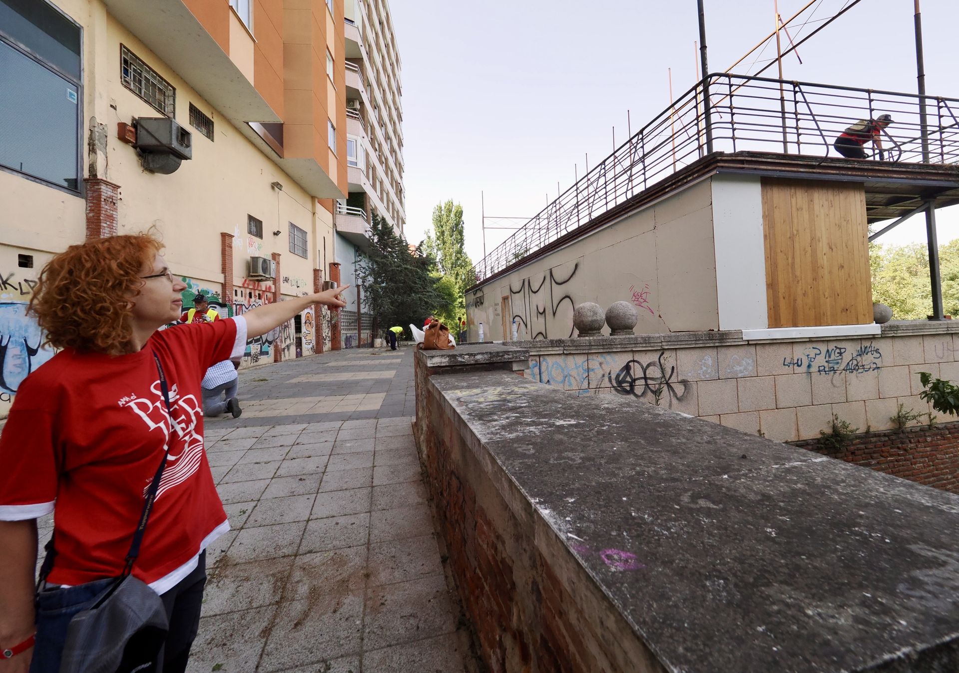 La asociación A. M. A El Pisuerga limpia el nuevo mirador sobre el río