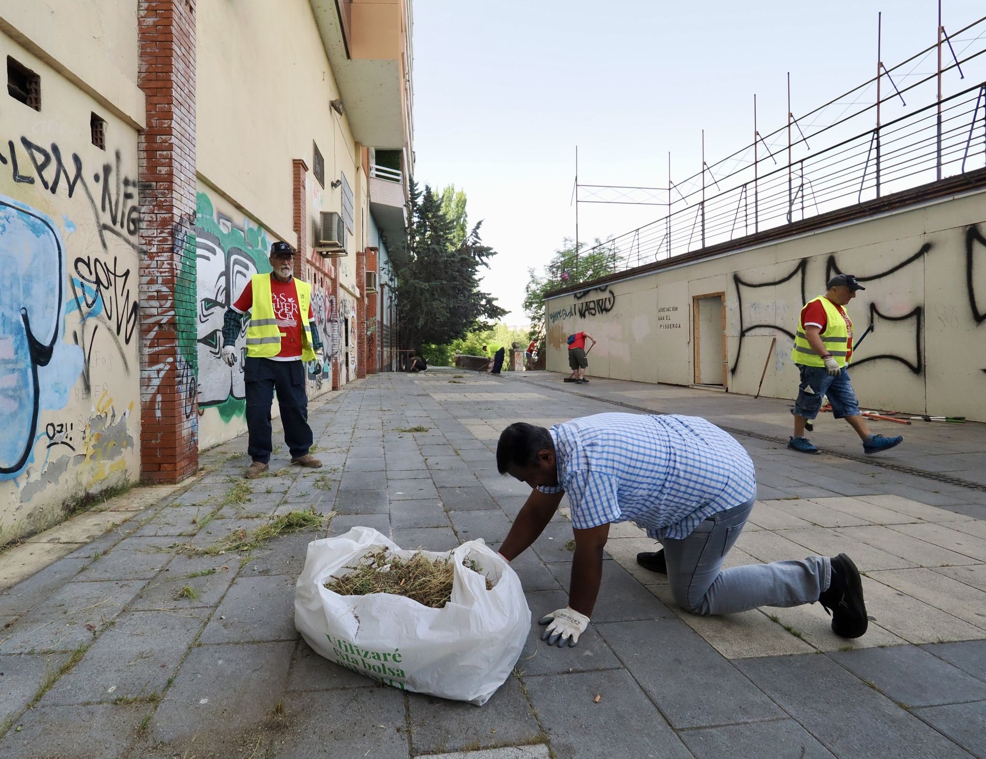 La asociación A. M. A El Pisuerga limpia el nuevo mirador sobre el río