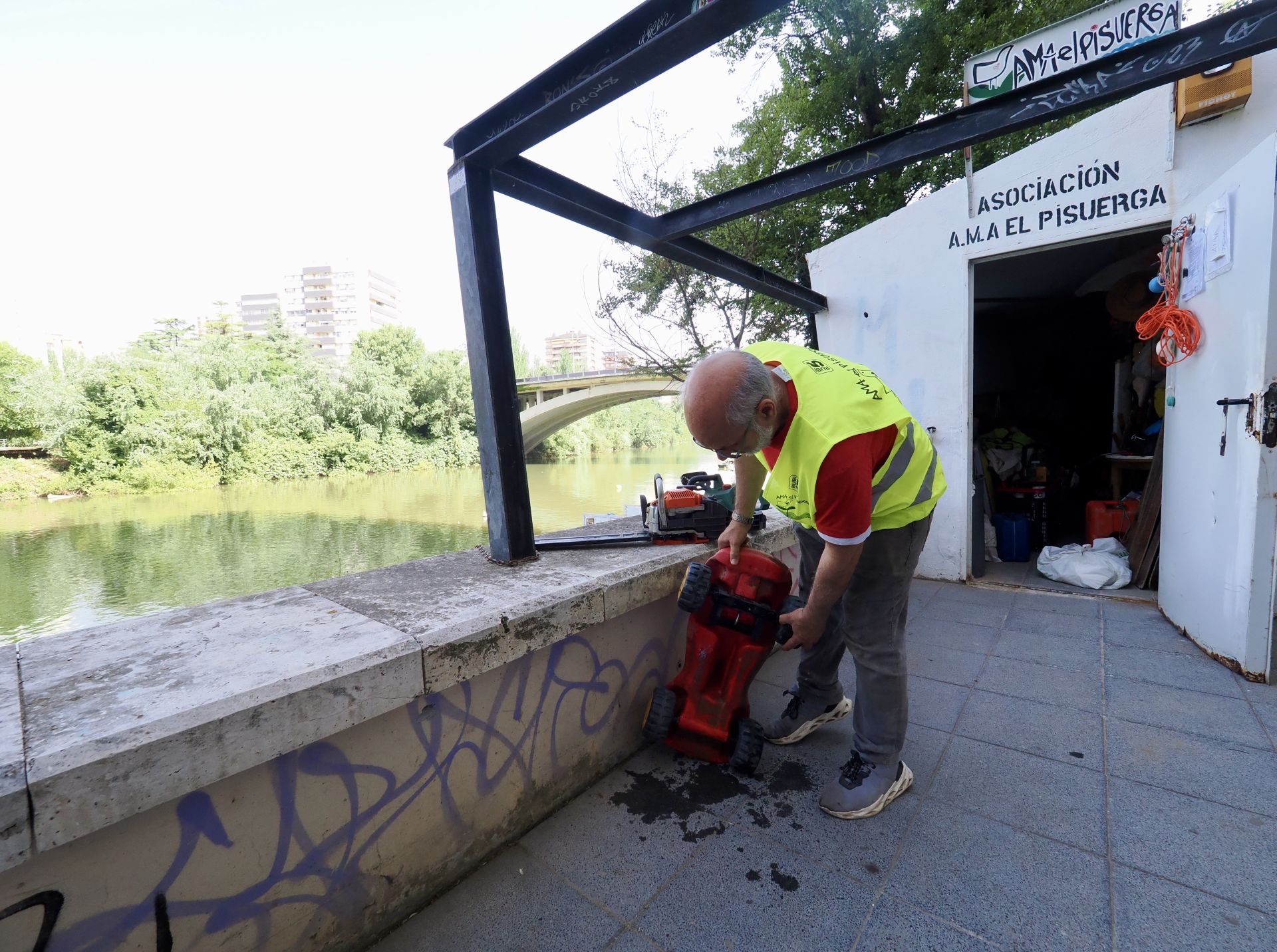 La asociación A. M. A El Pisuerga limpia el nuevo mirador sobre el río