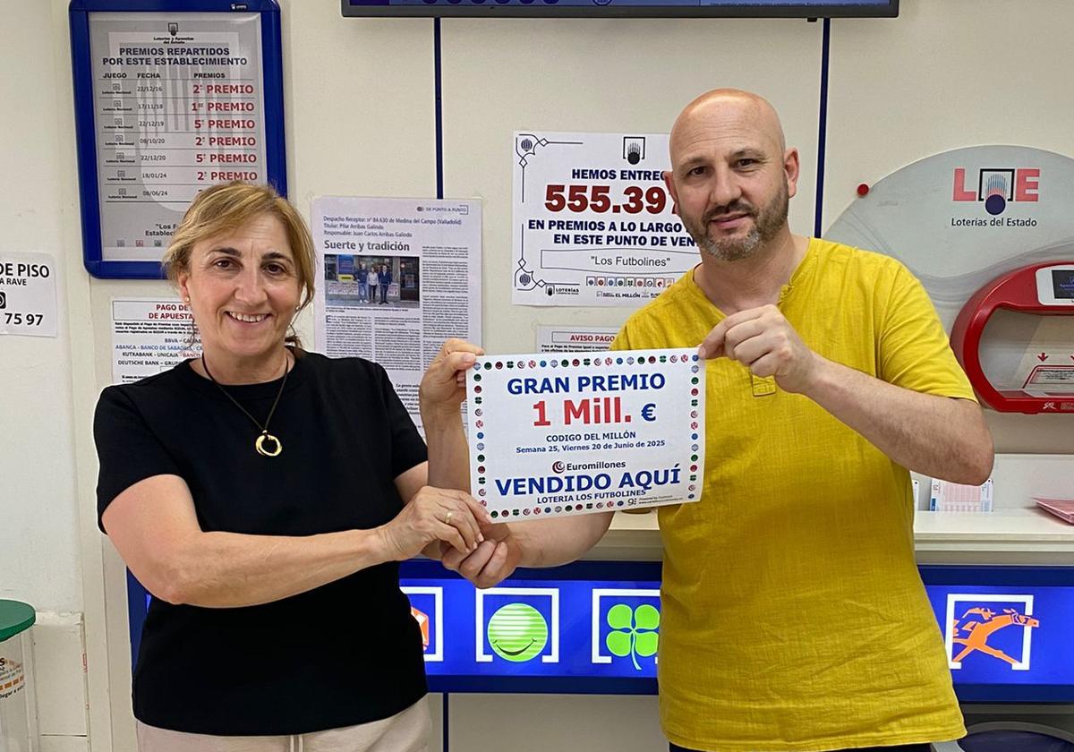 María Pilar y Juan Carlos Arribas Galindo posan este sábado con el cartel que acredita que han repartido un millón de euros.