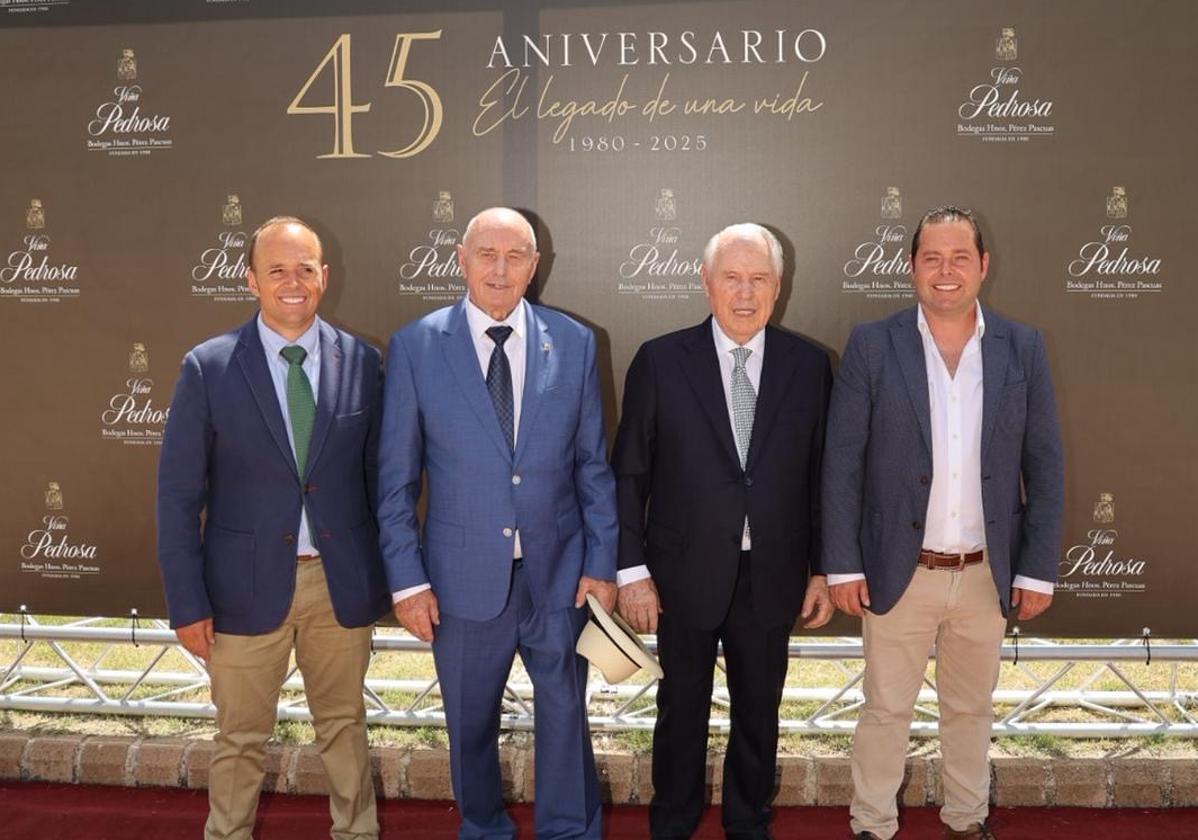 Los representantes de Viña Pedrosa durante la celebración del 45 aniversario.