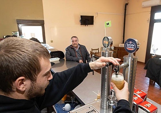 El camarero sirve a un cliente en la localidad de Villalbarba.