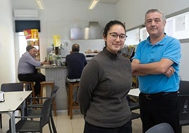 Lidia y José María Miralles en el bar donde trabajan desde febrero.