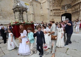 Más de un centenar de niños de Primera Comunión disfrutan de la fiesta del Corpus en Palencia