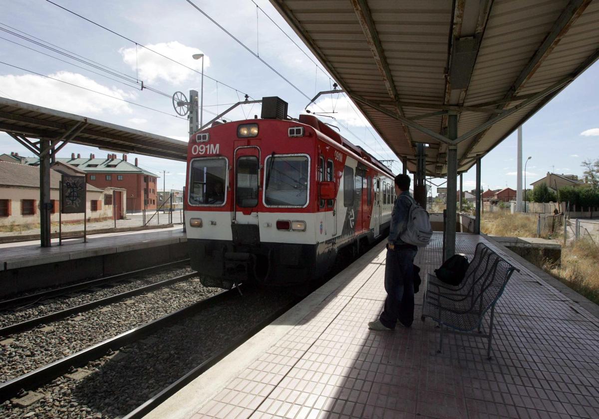 Un tren de cercanías en el apeadero de la Universidad de Valladolid.