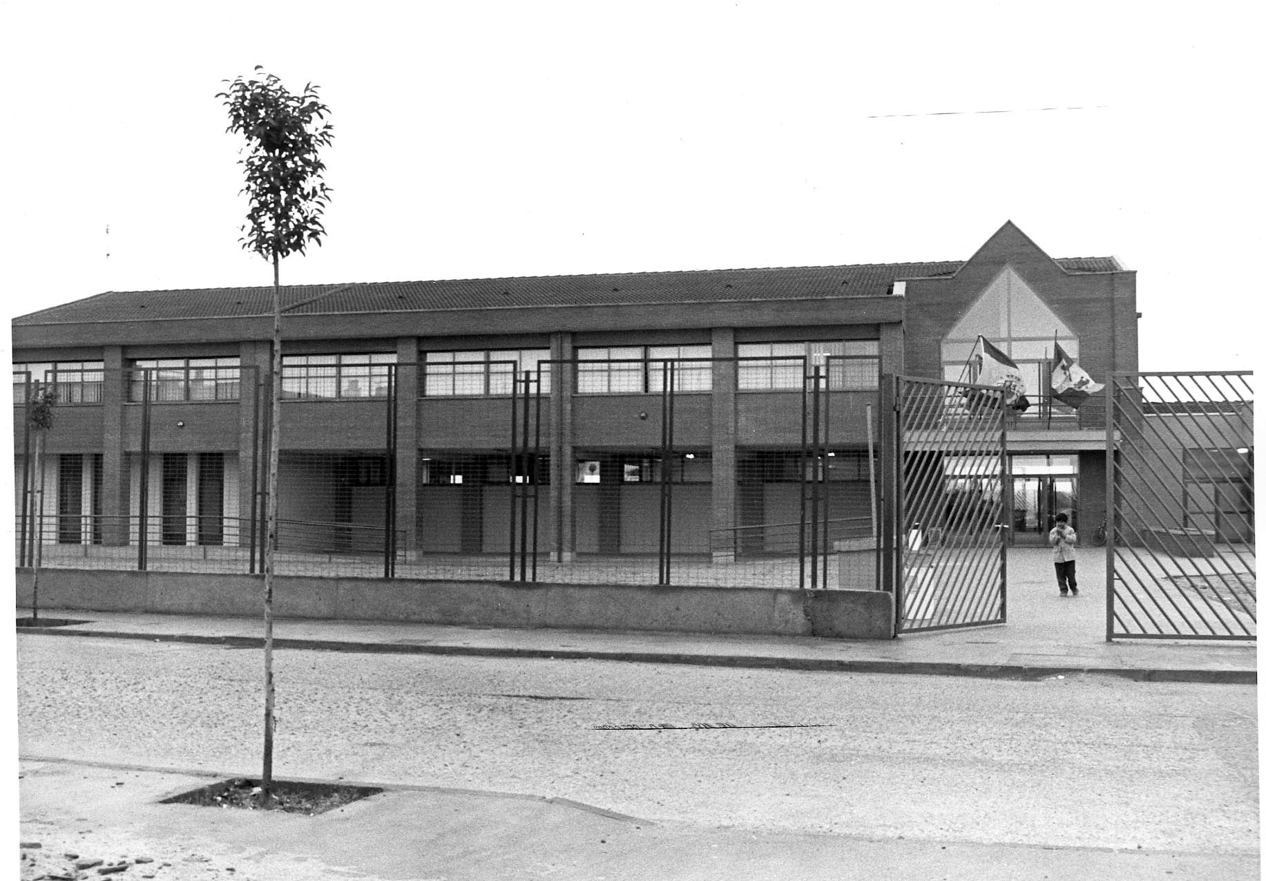 Fachada principal del nuevo colegio de EGB. 13 de febrero de 1992.