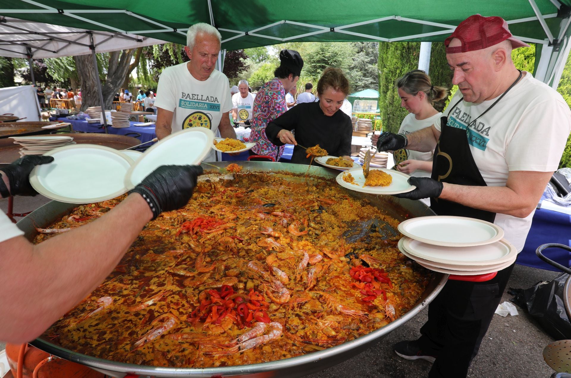 Solidaridad en forma de raciones de paella