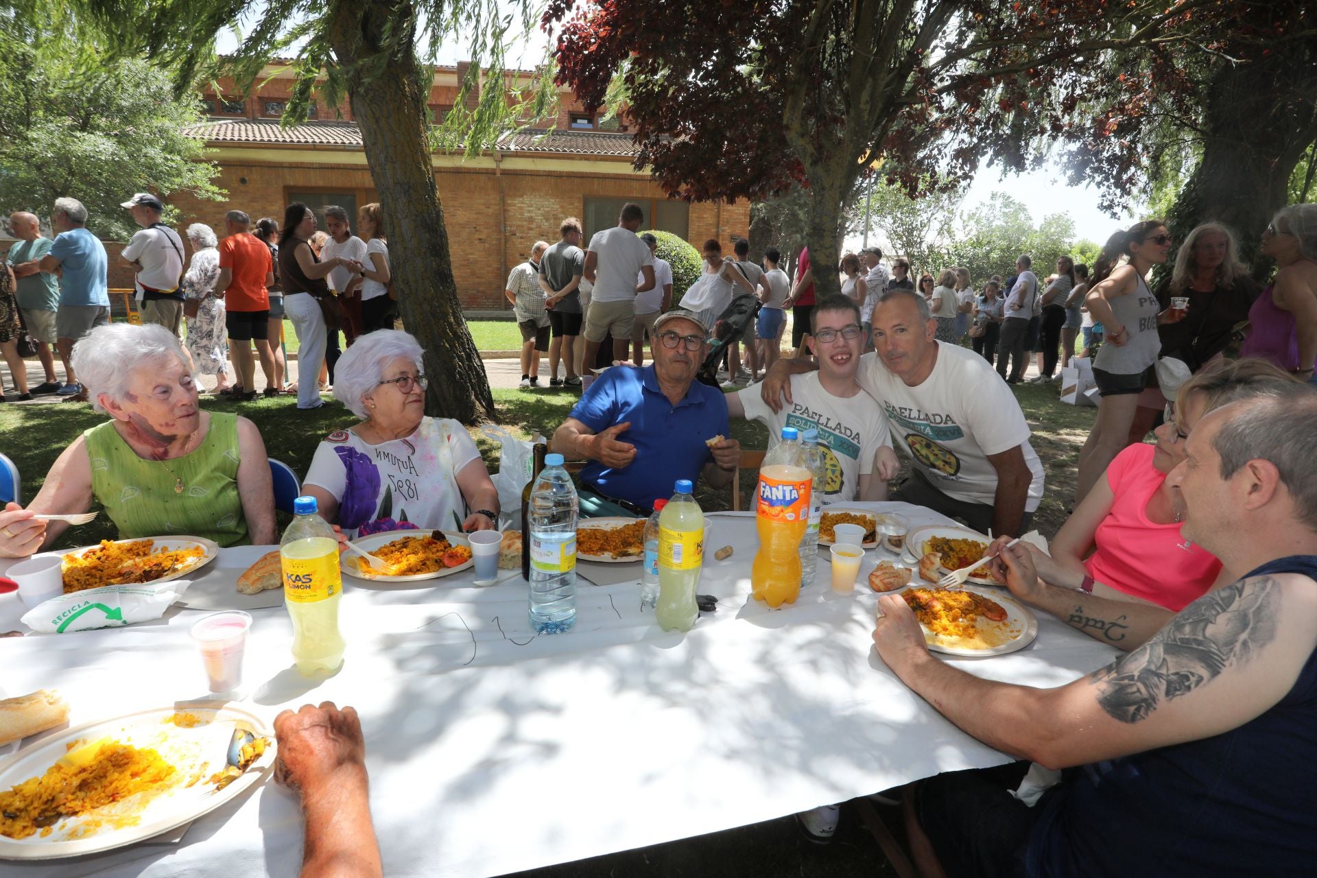 Solidaridad en forma de raciones de paella