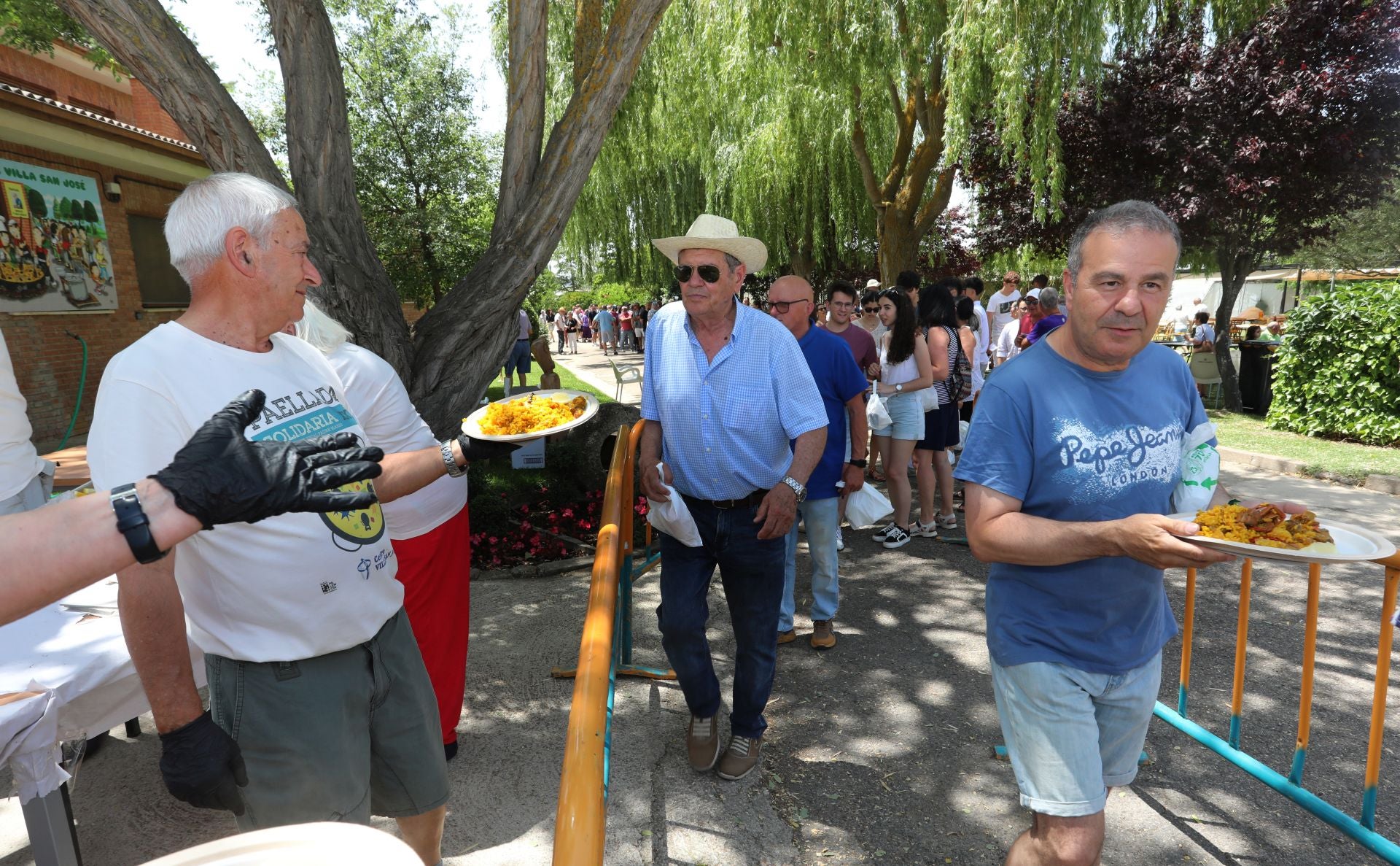 Solidaridad en forma de raciones de paella