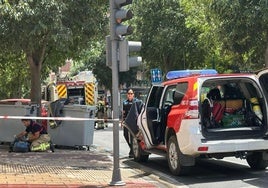 Bomberos y Policía Municipal, al mediodía de este domingo en la calle Alamillos.