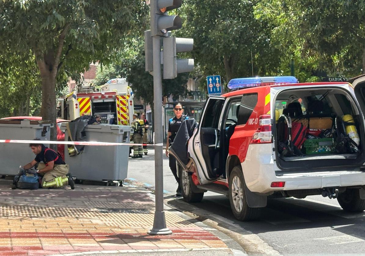 Bomberos y Policía Municipal, al mediodía de este domingo en la calle Alamillos.