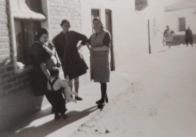 Balbina, con su hijo Luisito, Julita y Juanita, en la calle Santa Eufemia.