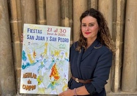 Lidia Millán Vicente con el cartel ganador de las fiestas de Aguilar.