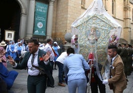 Momento en que la lluvia obliga a la procesión a darse la vuelta.