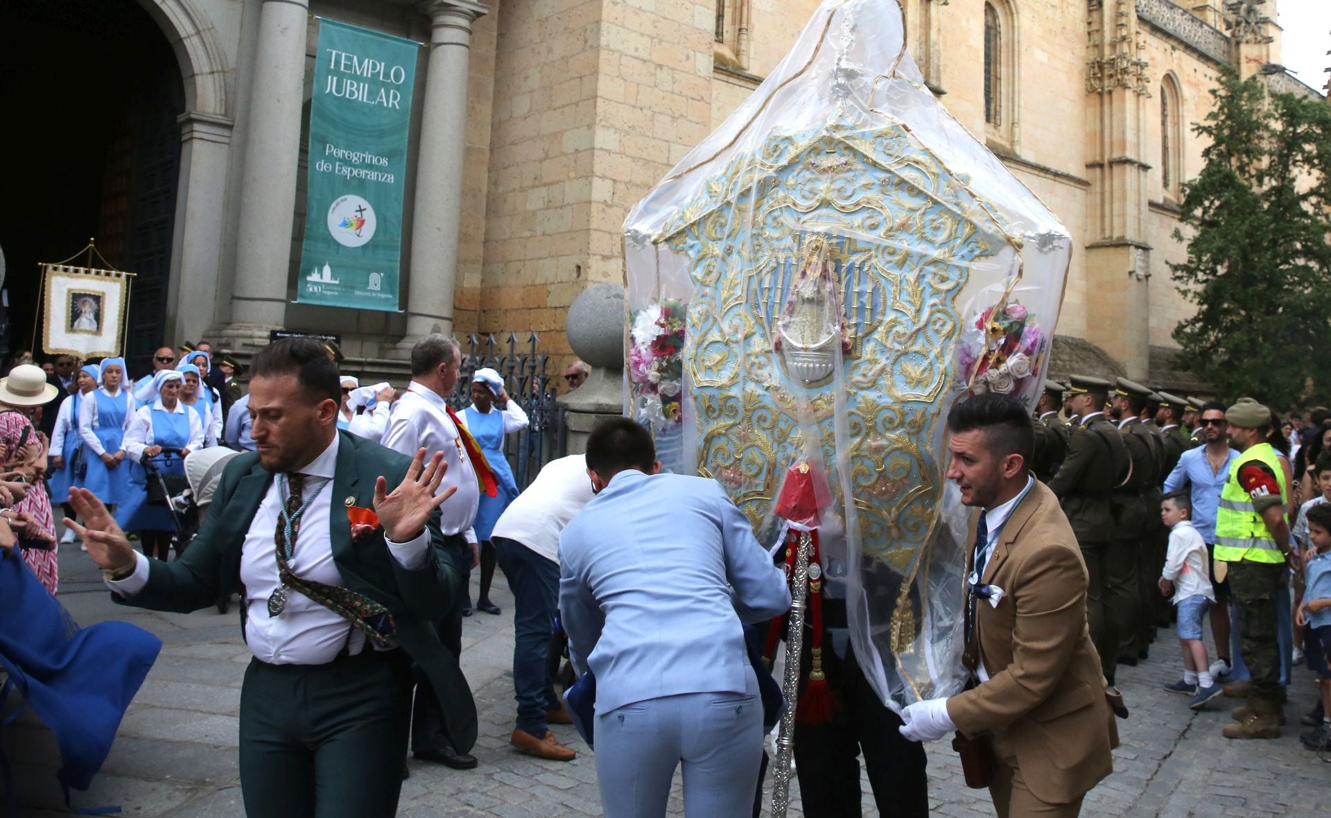 La accidentada procesión del Corpus, en imágenes